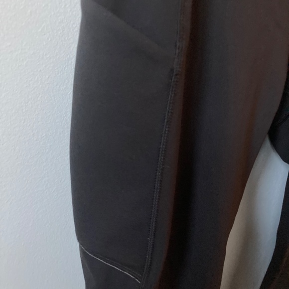 Crop/Capri Lululemon Leggings in Black w/ Pockets - Picture 5 of 5